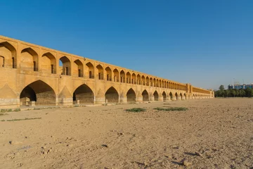 Papier Peint photo autocollant Pont Khadjou Pont Khaju sur la rivière asséchée Zayandehrud à Isfahan, Iran.