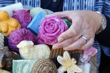 Handgemachte Seifen in verschiedenen Farben und Formen