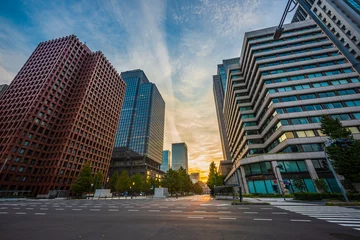 Foto op Plexiglas 早朝の東京　The sky at daybreak in Marunouchi, Tokyo, Japan © kurosuke