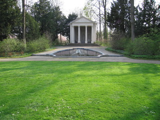 Klassischer Säulentempel im Schlosspark Schwetzingen (Minervatempel)