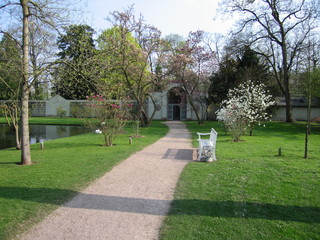 Schlossgarten Schwetzingen mit Fußweg und Bank