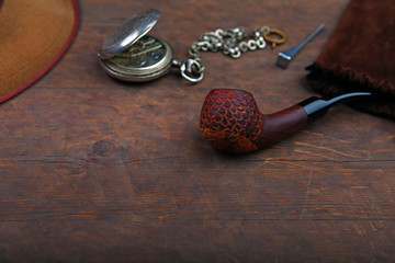 Smoking pipe hat clock wooden sharp table 