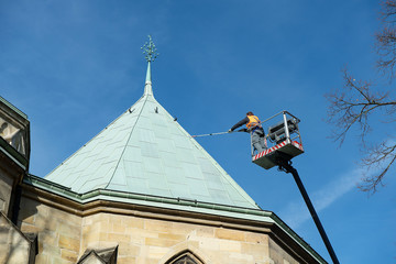 Maler arbeitet am Dach des Domes in Münster, Westfalen, Deutschland
