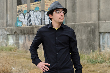 Naklejka premium Hombre caminando con maleta y sombrero negro 10