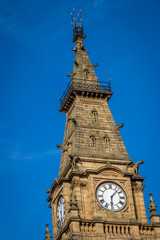 Fototapeta na wymiar reloj en torre de edificio inglés