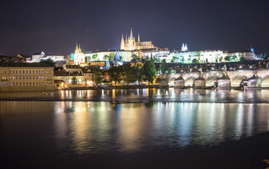 Fototapeta na wymiar Prager Burg bei Nacht