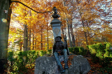 Pomnik Chałubińskiego i Sabały na rogu parku w Zakopanym w piękny, malowniczy jesienny dzień - obrazy, fototapety, plakaty