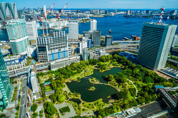 旧芝離宮恩賜庭園と東京の街並み