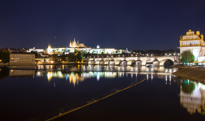 Fototapeta na wymiar Prager Burg, Karlsbrücke bei Nacht