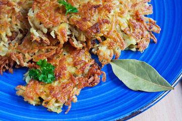 Kartoffelpuffer mit Sauerkraut