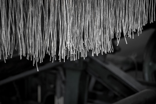 cordones de cuero colgando