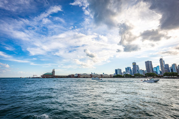 Obraz premium Chicago city view from Michigan Lake in beautiful a sunny day.
