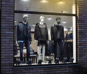 night shopwindow with dressed mannequins