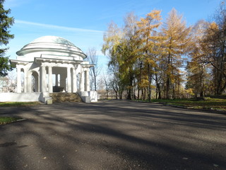 Fototapeta na wymiar autumn sunny day in the city park