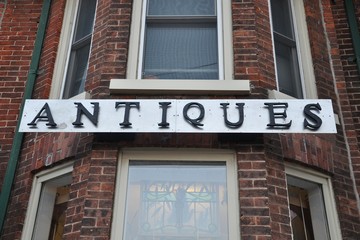 Obraz premium Antiiques sign in front of the store