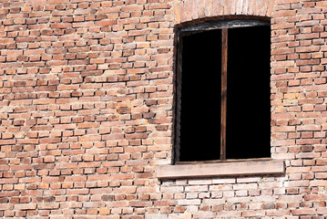 offenes Fenster in altem Backsteingebäude / open window in old brick building