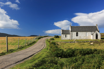 Fototapeta premium alte Kirche an Landstrasse