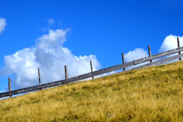 Weidezaun, Lattenzaun, freigestellt vor blauen Himmel