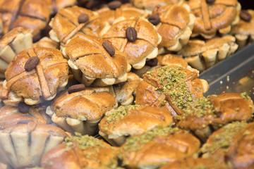 Leipziger Lerchen als traditionelle Gebäck Spezialität und Delikatesse in Bäckerei Schaufenster...