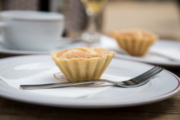 Leipziger Lerchen traditionelle Gebäck Delikatesse mit Kännchen Kaffee in Straßencafé