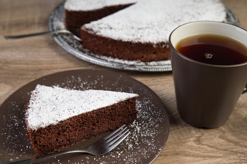 Schokoladenkuchen mit einer Tasse Tee