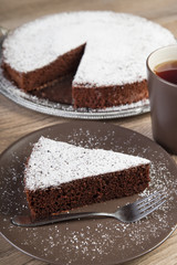 Schokoladenkuchen mit einer Tasse Kaffee