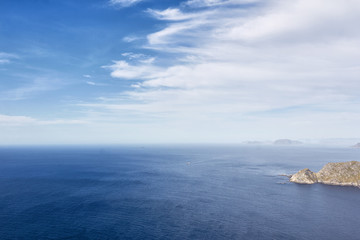 Fototapeta na wymiar norwegische Inseln mit schönem Himmel