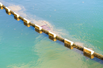 Floating anti-pollution barrier made with modular plastic elements