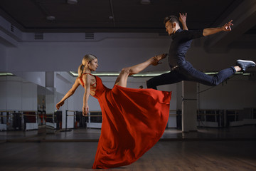 Contemporary passional dance