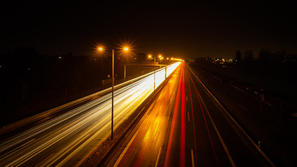 Langzeitbelichtung einer Autobahn