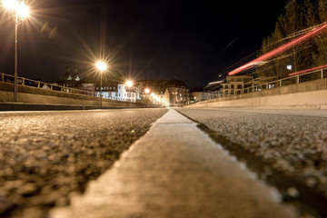 Balduinbrücke bei Nacht aus der Froschperspektive