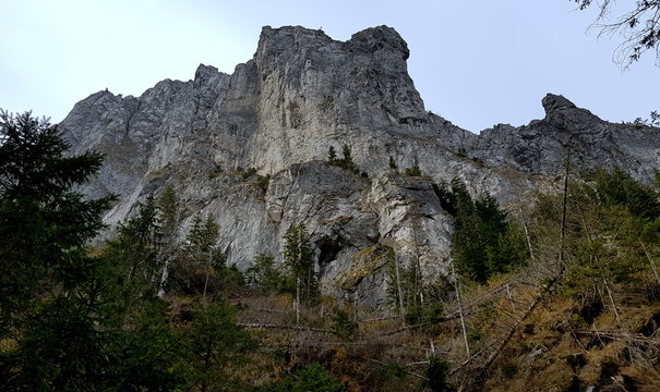 Raptawicka Turnia, wapienna turnia w Dolinie Kościeliskiej w Tatrach Zachodnich, po zachodniej stronie Kościeliskiego Potoku