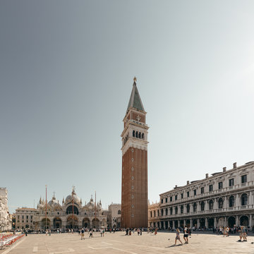 Markusplatz in Venedig mit Markosdom, Markusturm und Dogenpalast