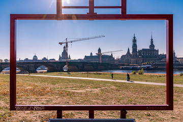 Skyline Dresden mit der baufälligen Augustusbrücke mit Umrahmung