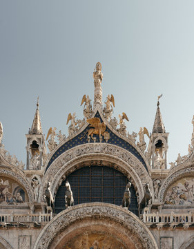 prunkvolle Verzierungen am Markusdom in Venedig