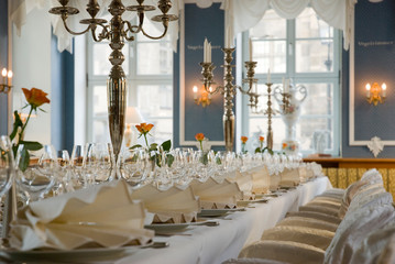 Festive table in a very impressive room / Festliche Tafel in einem sehr eindrucksvollen Raum