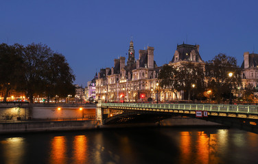 Fototapeta na wymiar The City hall of Paris at night - France, France.