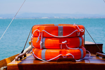 Rettungsring - Stapel auf einem Boot mit Wasser im Hintergrund