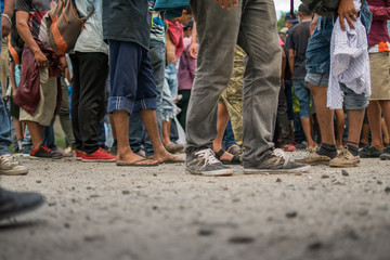 Pies descalzos de migrante hondureño - obrazy, fototapety, plakaty