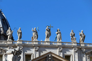 Obraz premium Statues on the Papal Basilica St Peter, Vatican