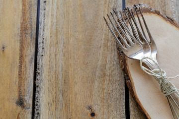 Silber Gabeln auf Holz 