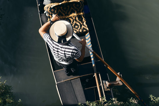 Gondoliere auf dem Canale Grande in Venedig