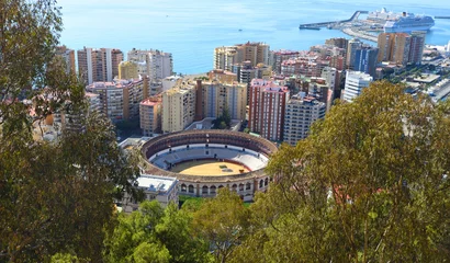 Stof per meter Stadion Malaga City Bull Ring Plaza de Toros of La Malagueta van bovenaf gezien met torenflats haven en de oceaan op de achtergrond