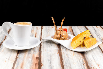 postre pastel con helado  fresas y café