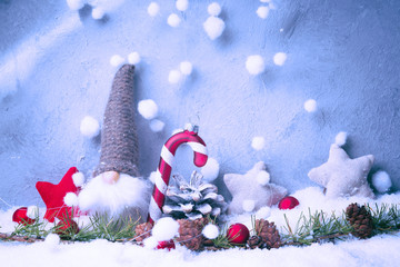 Weihnachten  -  Hintergrund mit Wichtel im Schnee