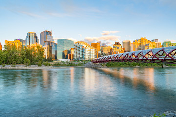Skyline van de stad Calgary, Alberta, Canada langs de Bow River met Peace Bridge