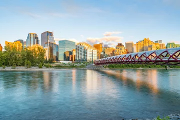 Foto op Plexiglas Helix Bridge Skyline van de stad Calgary, Alberta, Canada langs de Bow River met Peace Bridge