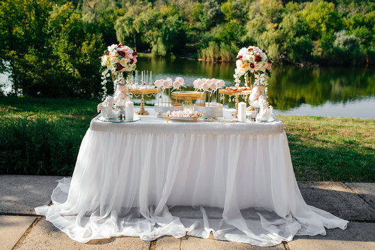 Candy Bar. Delicious sweet buffet with cupcakes. Sweet holiday buffet with cupcakes and other desserts.