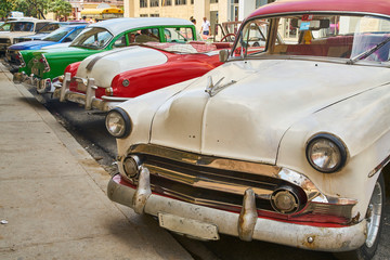 Coches antiguos aparcados en La Habana