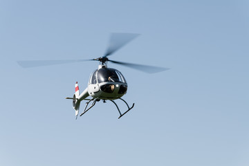 Helikopter in der luft beim landeanflug